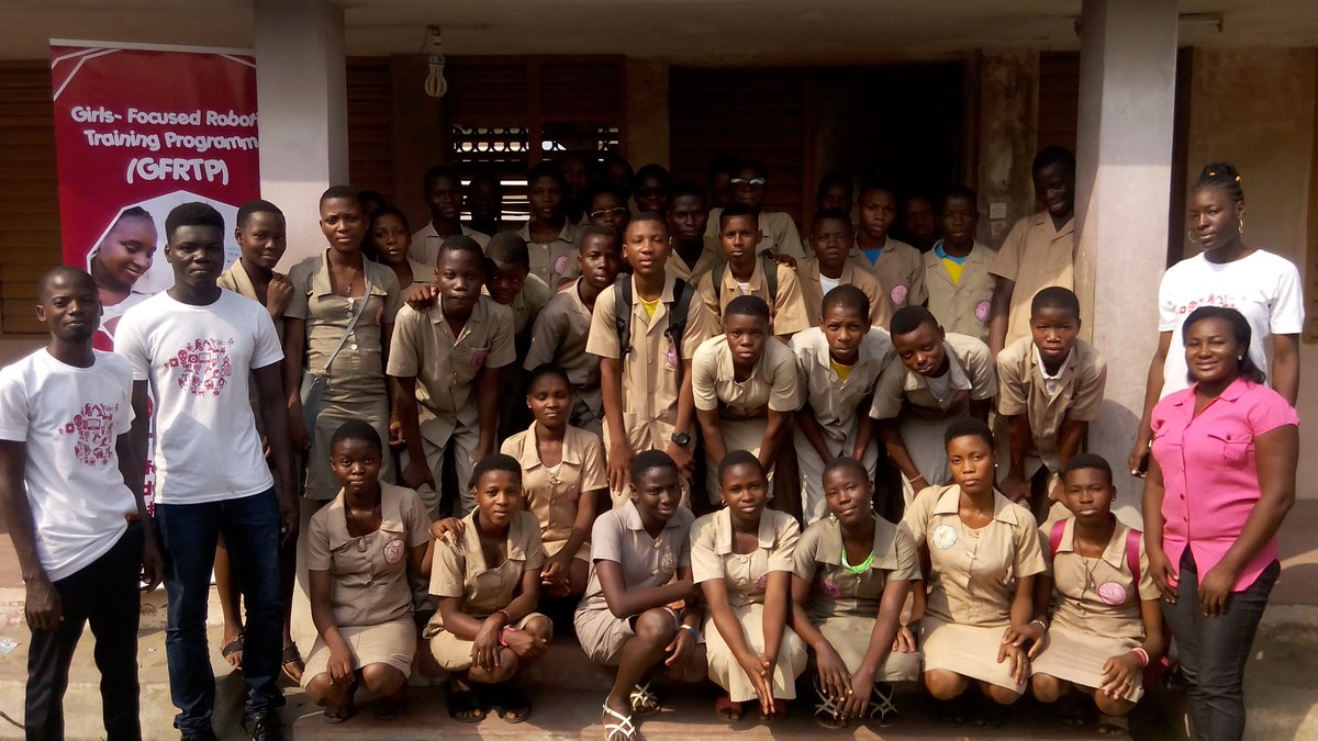 Groupe d’élèves et de formateurs du programme FemCoders devant leur école