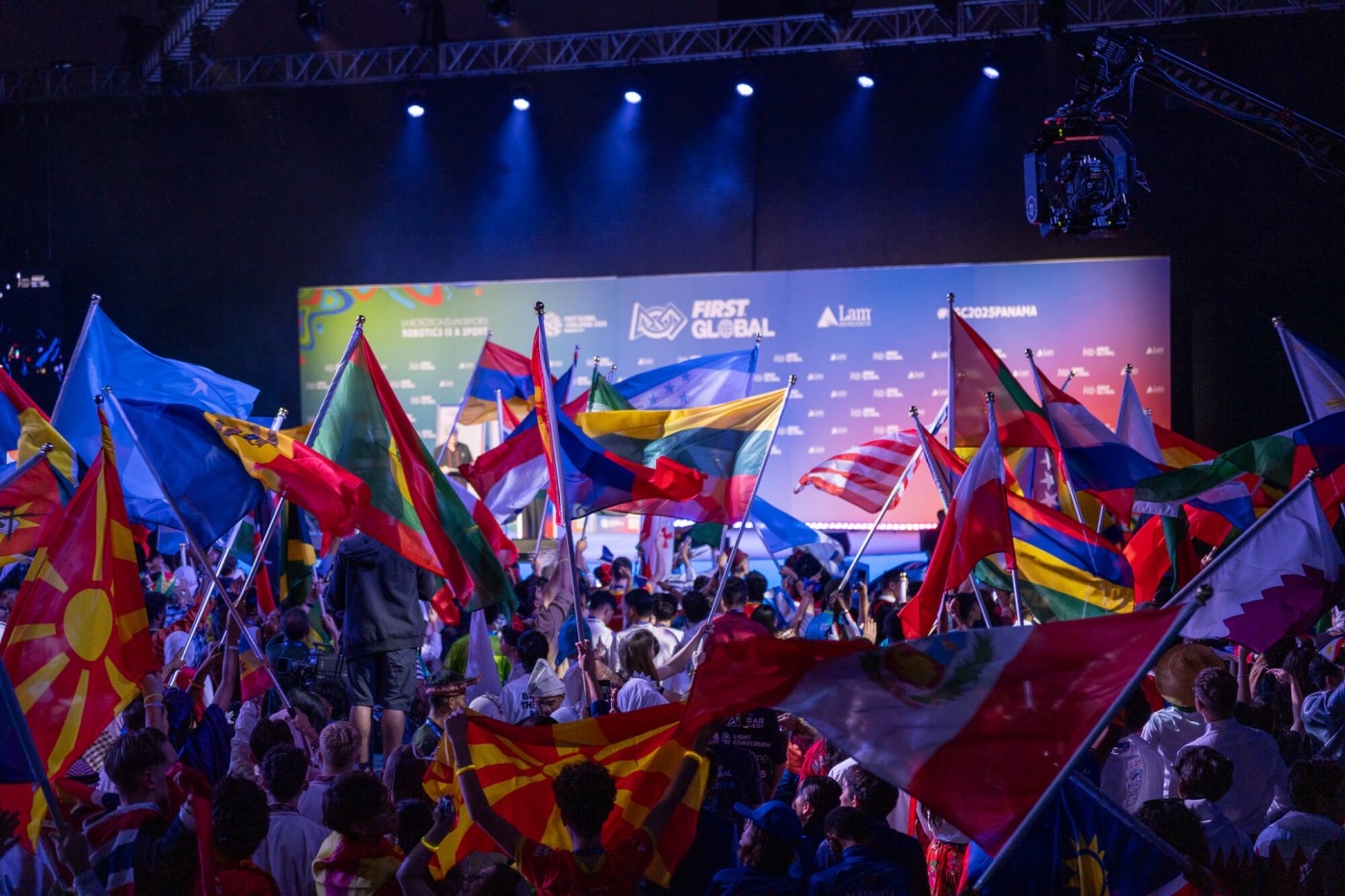 Cérémonie réunissant les équipes nationales du FIRST Global Challenge 2025